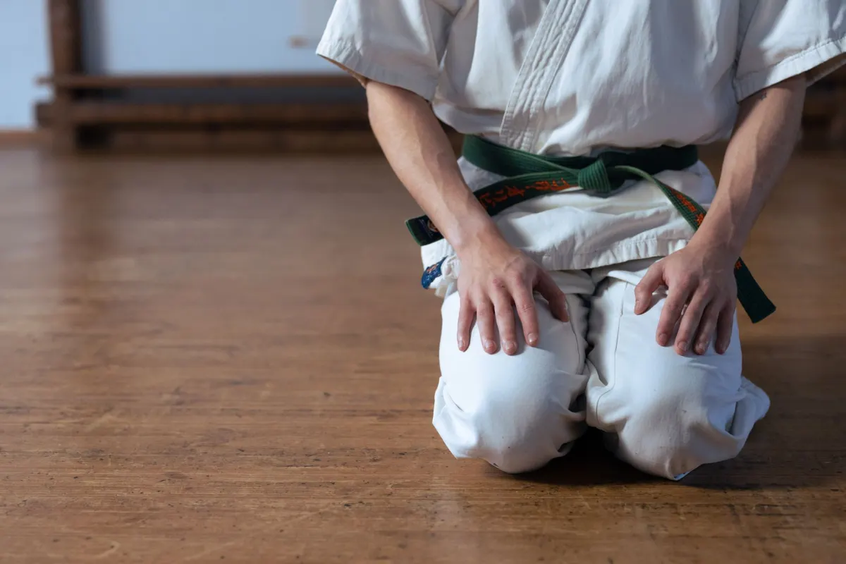 Méditation debout : guide complet, technique et bienfaits pour les arts martiaux