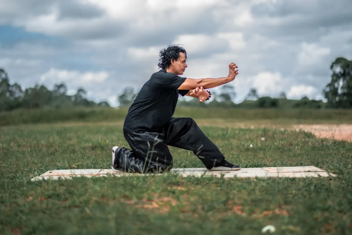 Tai chi senior : comparatif des styles pour débutants en 2026